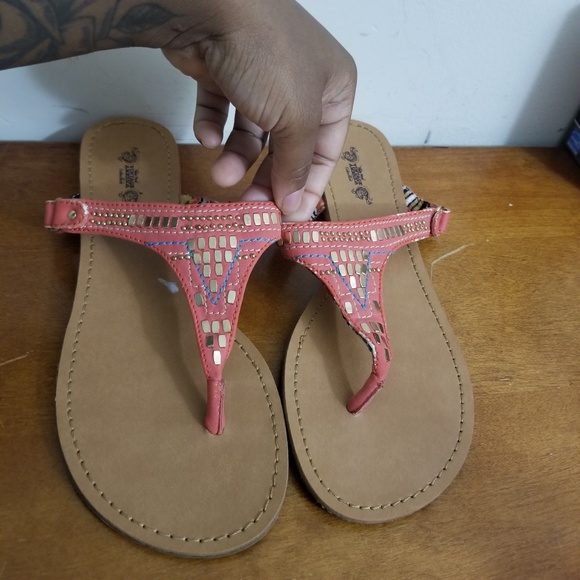 NWOT Tribal Salmon Gold Thong Sandals - Picture 3 of 8